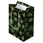 Deep Green Clover and Shamrock Pattern Mittlere Geschenktüte (Vorderseite Schrägansicht)