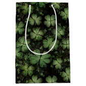 Deep Green Clover and Shamrock Pattern Mittlere Geschenktüte (Vorderseite)