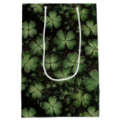 Deep Green Clover and Shamrock Pattern Mittlere Geschenktüte (Rückseite)