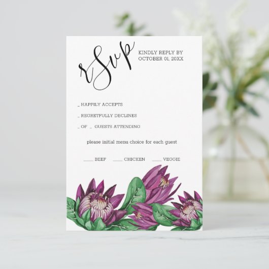 Deep Lila King Protea RSVP Karte (Stehend Vorderseite)