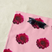 Deep Pink Dahlia Blume Nahtloses Muster auf Strandtuch (Beispiel)