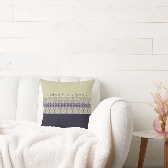 Deep Plum Pink Beige und Light Gray Moderne Kissen (Liege)