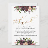 Deep Red Burgundy Floral & Gold Wir Got Verheirate Einladung (Vorderseite)