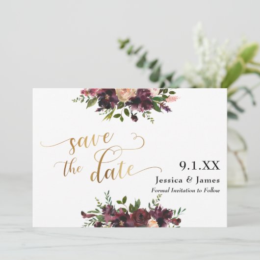 Deep Red Burgundy Floral Save the Date Gold Script (Stehend Vorderseite)