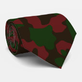 Deep Red Camouflage in Dunkelgrün und Schwarz Krawatte (Gerollt)
