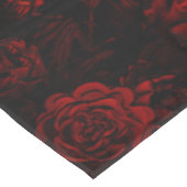 Deep Red Floral Elegante Gotische Hochzeit Tischdecke (Schrägansicht)
