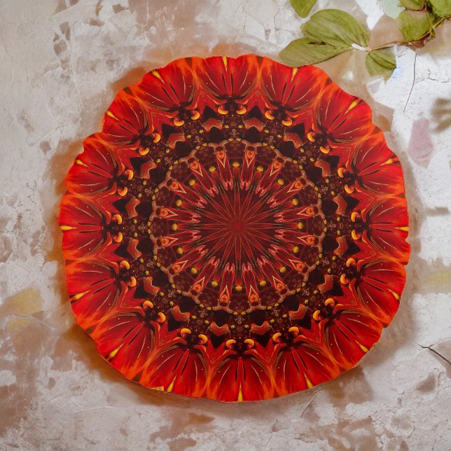 Deep Red Rudbeckia Floral Mandala Rundes Kissen (Von Creator hochgeladen)