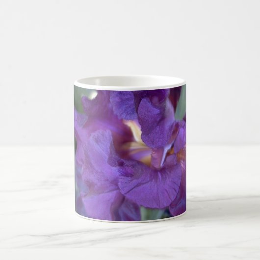 Deep Reddish-Lila Iris Closeup-Tasse Kaffeetasse (Mittel)