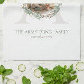 Deep Sage Wreath Monogram Home Accent Geschirrtuch (Gefaltet)