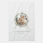 Deep Sage Wreath Monogram Home Accent Geschirrtuch (Vertikal)