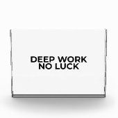 Deep Work No Luck Minimalist Acrylic Desk Block (Vorderseite)
