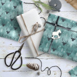Deer Antlers Arrows Christmas Pattern Aquamarin ID Geschenkpapier<br><div class="desc">Dieses Verpackungspapier zeichnet sich durch ein trendiges Hirschkopf-Silhouette mit geschwungenen Geweih- und Stilpfeilen sowie durch kleine Schneeflocken aus,  die tief aquamarin auf einem texturierten Effekt-Hintergrund in Uhrenblau gehalten werden. Suchen Sie ID861 durch ID864,  um weitere Farboptionen und andere Produkte in diesem modernen,  weihnachtlichen Design-Set zu sehen.</div>