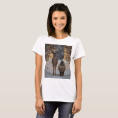Deer & Fluffy Cat in a Snowy Christmas Forest T-Shirt (Vorne ganz)