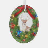 Deer looking through a Christmas Wreath Ornament Aus Glas (Vorderseite Rechts)