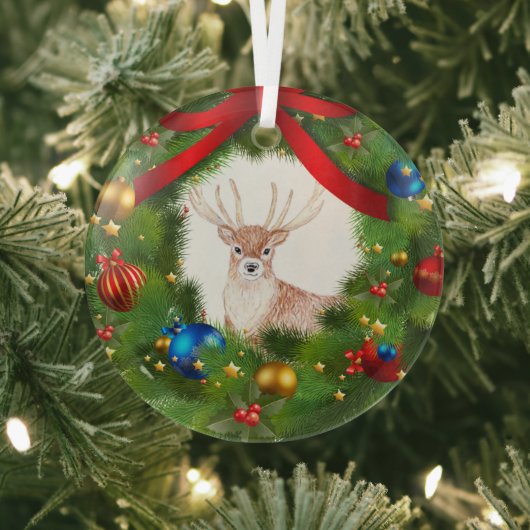 Deer looking through a Christmas Wreath Ornament Aus Glas (InSitu)