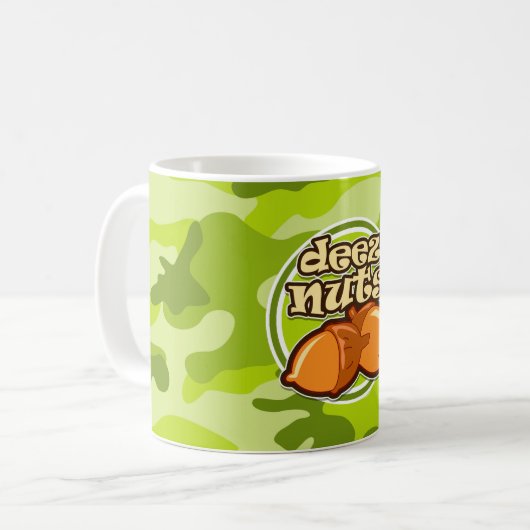 Deez Nüsse; hellgrüne Camouflage, Tarnung Kaffeetasse (Vorderseite Links)