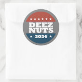 DEEZ NUTS 2024 RUNDER AUFKLEBER (Tasche)
