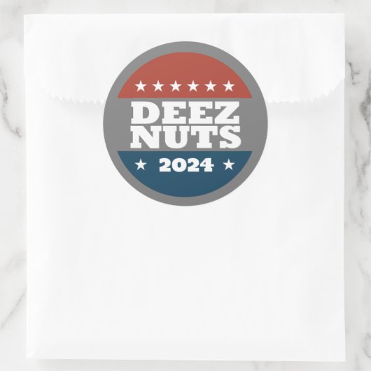 DEEZ NUTS 2024 RUNDER AUFKLEBER (Tasche)