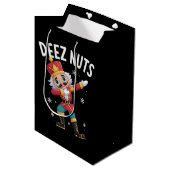 Deez Nuts Nutcracker Nut Funny Christmas  Mittlere Geschenktüte (Vorderseite Schrägansicht)