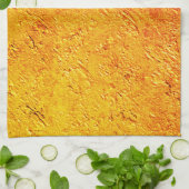 Defekte Wand mit gelber und orangefarbener Textur Geschirrtuch (Gefaltet)