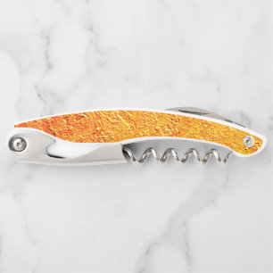 Defekte Wand mit gelber und orangefarbener Textur Kellnermesser