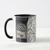 Defektes aber nicht zerbrochenes Schwarzes füllte Tasse (Links)