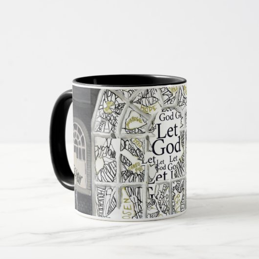 Defektes aber nicht zerbrochenes Schwarzes füllte Tasse (Vorderseite Links)