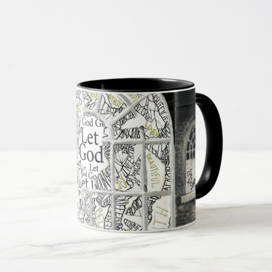 Defektes aber nicht zerbrochenes Schwarzes füllte Tasse (VorderseiteRechts)