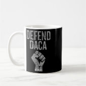 Defend Daca mit Resist Faust Grafik Abgenutzt Kaffeetasse (Links)