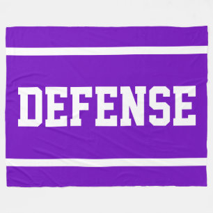 DEFENSE Sporty Weiße Textstreifen auf Helllila Fleecedecke