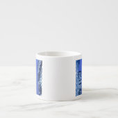 Defocused aufwärts Ansicht der Büro-Gebäudefenster Espressotasse (Vorderseite)