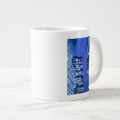 Defocused aufwärts Ansicht der Büro-Gebäudefenster Jumbo-Tasse (Vorderseite Rechts)