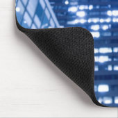 Defocused aufwärts Ansicht der Büro-Gebäudefenster Mousepad (Ecke)