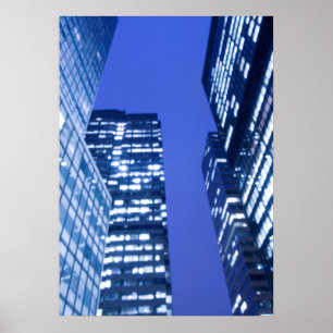 Defocused aufwärts Ansicht der Büro-Gebäudefenster Poster