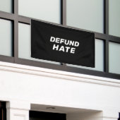 "Defund Hate" Schwarz-weiß Banner (Äußeres Gebäude)
