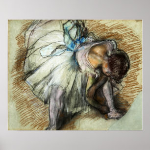 Degas - Tänzerin beim Schuhe richten Poster