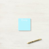 Dein eigener Name oder Wort | Sanftes Himmelblau Post-it Klebezettel (Auf Schreibtisch)