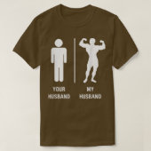 Dein Husband, mein Husband Body Builder, arbeitet  T-Shirt (Design vorne)