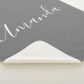 Dein Name | Elegantes weißes Script auf Grau Sherpadecke (3/4)