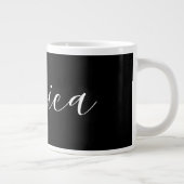 Dein Name | Elegantes weißes Script auf schwarz Jumbo-Tasse (Rechts)
