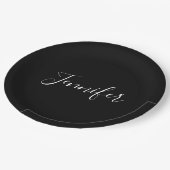 Dein Name | Elegantes weißes Script auf schwarz Pappteller (Schrägansicht)