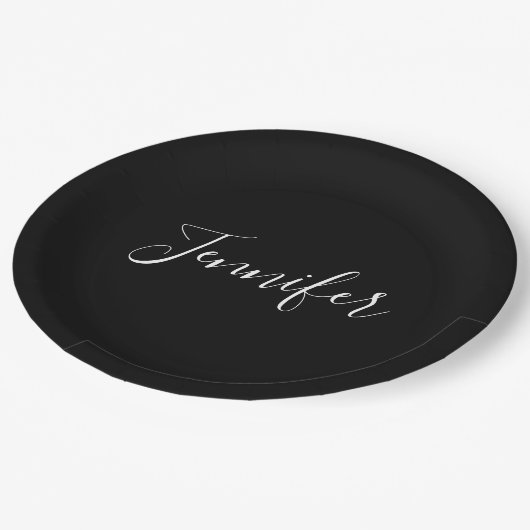 Dein Name | Elegantes weißes Script auf schwarz Pappteller (Schrägansicht)