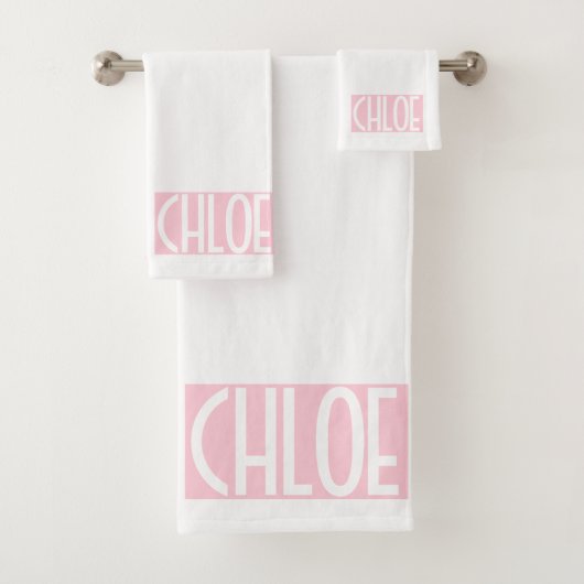 Dein Name | Weißer Text auf hellrosa Badhandtuch Set (Insitu)