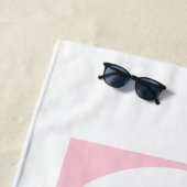 Dein Name | Weißer Text auf hellrosa Strandtuch (Beispiel)