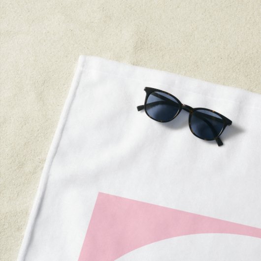 Dein Name | Weißer Text auf hellrosa Strandtuch (Beispiel)