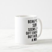 Dein Sohn scheint wie Geschenk genug zu sein, aber Kaffeetasse (VorderseiteRechts)