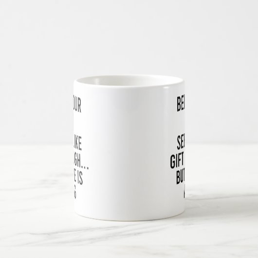 Dein Sohn scheint wie Geschenk genug zu sein, aber Kaffeetasse (Mittel)