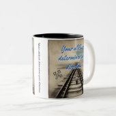 Deine Einstellung bestimmt deine Richtung. Zweifarbige Tasse (VorderseiteRechts)