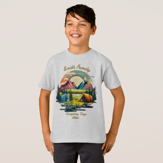 "Deine Familie" Camping-Trip 20xx Custom Boy's T-Shirt (Vorne ganz)
