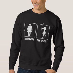 Deine Frau meine Frau Bogenschießen Outdoor Stolz Sweatshirt